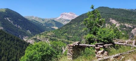 La route du col d’Allos, la station de Pra Loup sur la droite