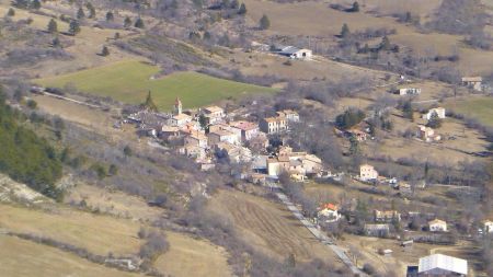 ... sur le village de St-Geniez