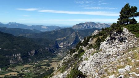 Depuis l’Aupillon, vue vers l’ouest : Glandage en bas, La Glandasse et les 3 Becs au fond.