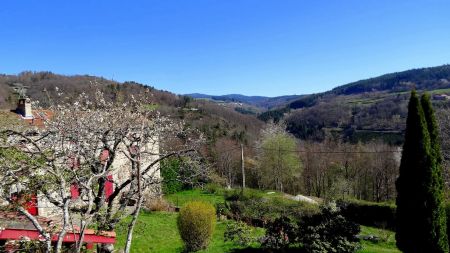 Du bourg vers le crêt de la Chèvre.