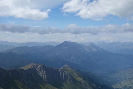 Au centre gauche le Chaberton et légèrement à sa gauche le Thabor et à droite la Vanoise avec les Aiguilles de Peclet et de Polset