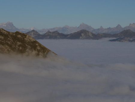 Tout au fond, la Suisse : Diablerets, Muverans...