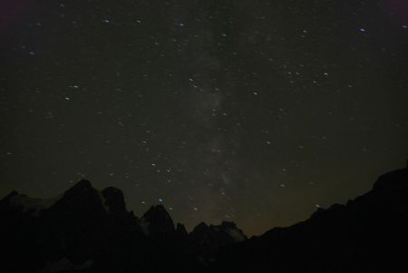 Le ciel est dégagé, pleine vue sur la Voie Lactée à 2h du matin au dessus du Pelvoux !