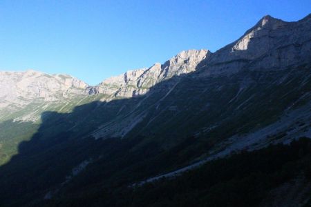 Le sentier est encore à l’ombre