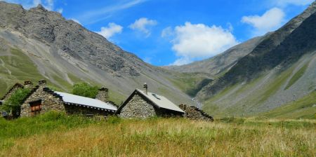 Le hameau du Plot et le vallon de Maurian.