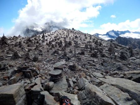 Le plateau sommital et sa belle surprise qui témoigne de façon touchante le passage de nombreux randonneurs