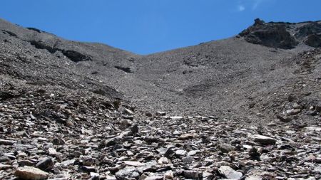 Dans le retro : le début de la descente dans la combe pierreuse.