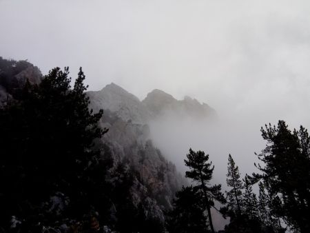 Les sommets se dévoilent dans la descente