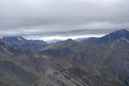 Au centre le Rocher de L’Eissassa puis à sa droite les Pics de la Font Sancte