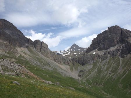 Au centre le Pic de la Moulinière entre la Roche Colombe et les arêtes de la Bruyère