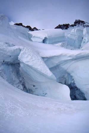 Dans la descente, crevasses du glacier du Tabuchet.