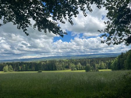 Ouverture à l’Est, sur le plateau de Nozeroy et les mont du Jura au loin