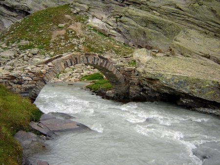 Le magnifique pont de pierre avant les gorges de la Reculaz.