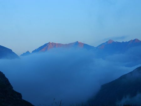 Les pointes du Châtelard et la pointe de Claret au-dessus de la brume.