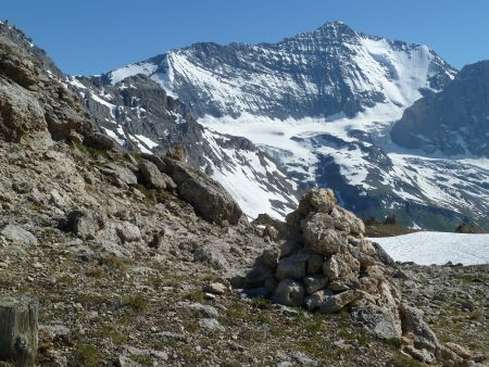 Une carte postale de la Vanoise : un cairn, une marmotte et la Grande Casse