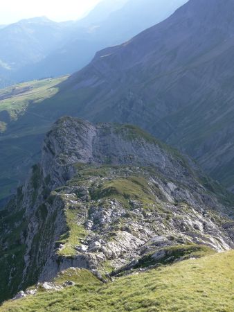 Début de la descente. Vue sur l’arête et la pointe sud.