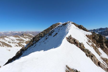 Les dévers de part et d’autre de l’arête sont bien raides !