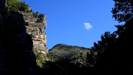 Rochers en rive droite.