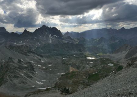 Les lacs du Roure brillent sous les rares rayons de soleil