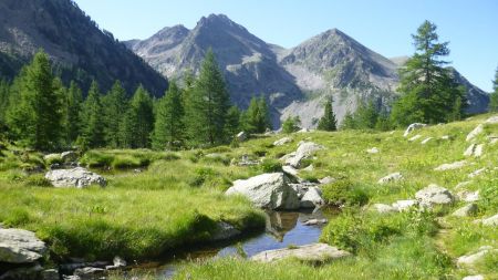 Vue arrière sur les cimes de l’Agnellière et de Juisse