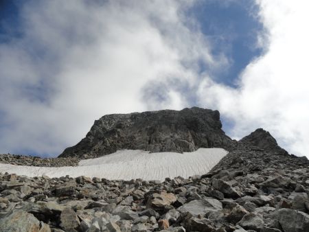 La face que l’on va monter, le couloir est à gauche du petit «glacier»