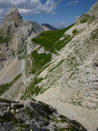 Le couloir d’éboulis à descendre.