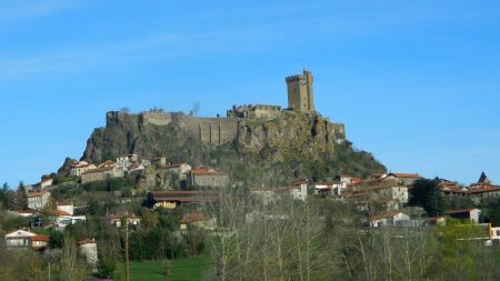 Polignac, en arrivant par la route du Puy-en-Velay