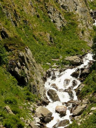 Torrent dévalant des Grandes Lanches