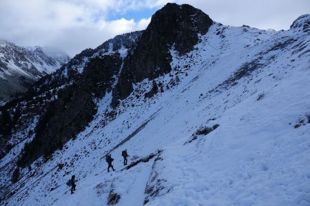 Couloir raide avant le lac de Dets Coubous