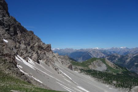 Vue sur les Aiguilles d’Arves et sur le Grand Galibier à gauche puis sur la Vanoise.           