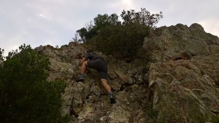 Petit passage où il faut mettre les mains avant le sommet