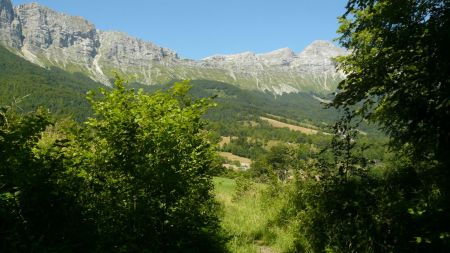 Regard arrière sur le Pas de la Balme une fois atteint la Route du Balcon Est, au sud du hameau de la Combe.