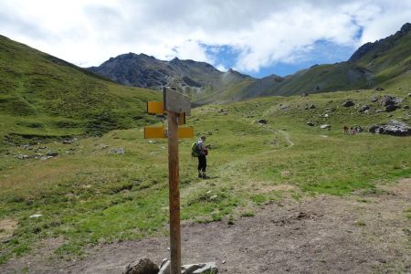 Au second panneau, on prend à gauche vers le col de Péas