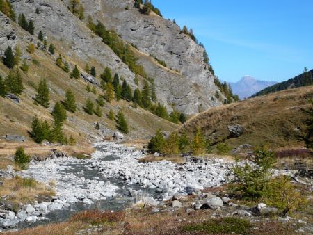 Vue arrière sur le bas du vallon. Au fond, la Grande Motte.