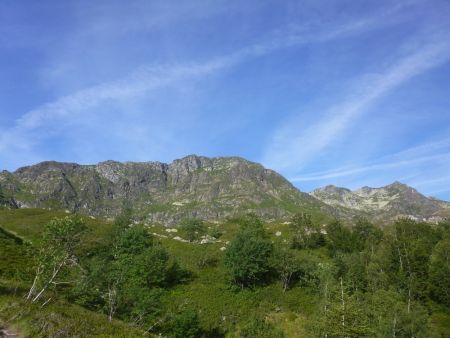 En sortant de la forêt vue sur les crêtes menant au sommet