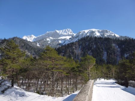 Du pont enjambant le Buëch, la Tête de Vachères.