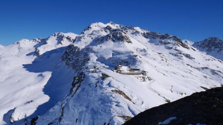 Sur le point haut de la crête (2418m), le fort de la Redoute Ruinée est en vue.