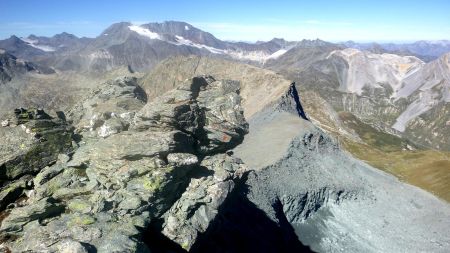 Arrivée sur la crête sommitale, vue à l’ouest, notamment sur la tête d’Aussois et l’aiguille de Polset