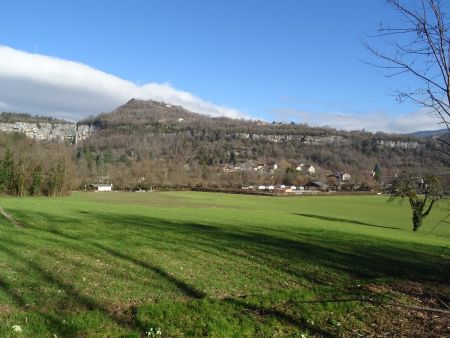 La falaise d’où s’échappe la cascade de Cerveyrieu