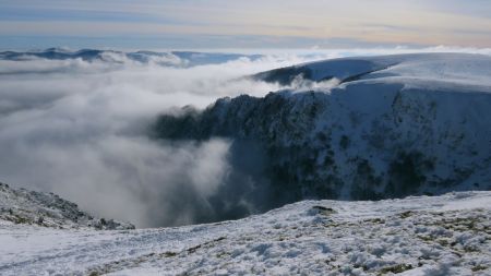 Nous voilà arrivés au sommet du Hohneck. Et c’est parti pour mon coup de cœur du jour : l’arête des Spitzkoepfe qui émerge des nuages. En commençant par une photo sans zoom.