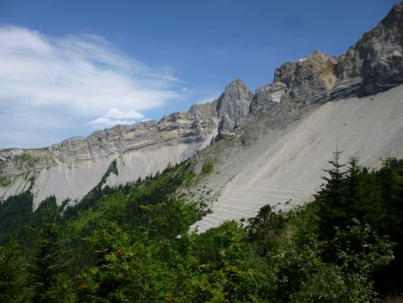 Le monolithe devant la Tête de Vachères.