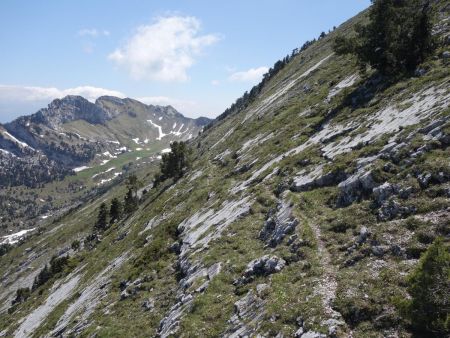 A partir de là, la sente poursuit en traversée régulière et facile.