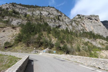 Départ du sentier à droite après le pont.