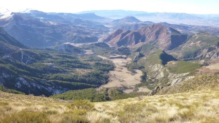 Vue au sud sur la Vallée du Sasse et son cours d’eau qui serpente entre la Montagne de Gache et le Rocher de Hongrie