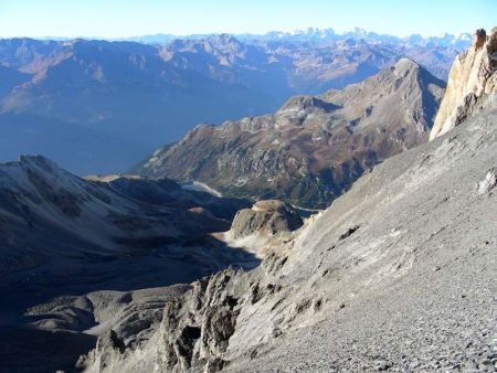 Vue sur l’univers minéral de ce secteur, au fond les barrages d’Aussois