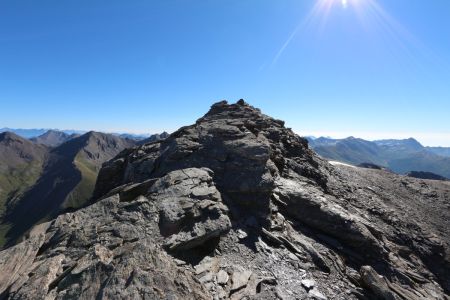 Le sommet de l’autre côté.