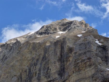 L’itinéraire d’ascension effectue une traversée des pentes ouest puis rejoint l’arête nord jusqu’au sommet... Raide et vertigineux !