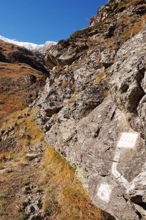 À partir de cette inscription, monter à droite dans les rochers.