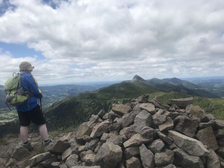 Cairn du Rocher du Bec de l’Aigle avec vue sur le Puy Griou