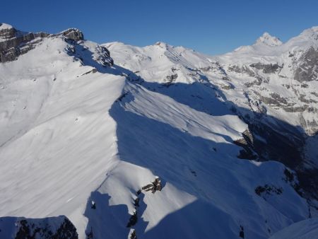 Vue sur l’arête du Trécot et la Pointe de Bellegarde.